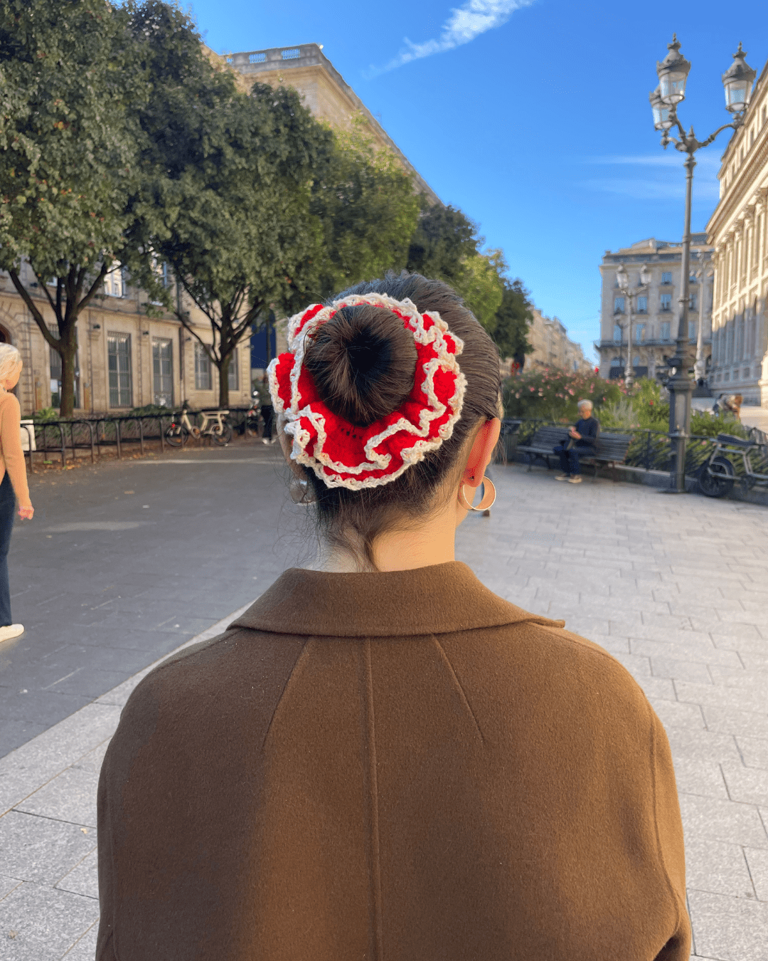 Les chouchous au crochet : L'accessoire rétro qui cartonne à nouveau ! - Manone Crochet